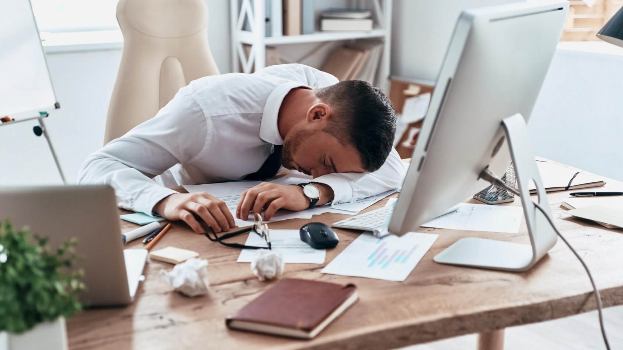 Ноутбук на столе картинки. Sleeping on the Desk. Sleeping on the Desk reference. Don't Sleep on the Desk. Meeting deadlines