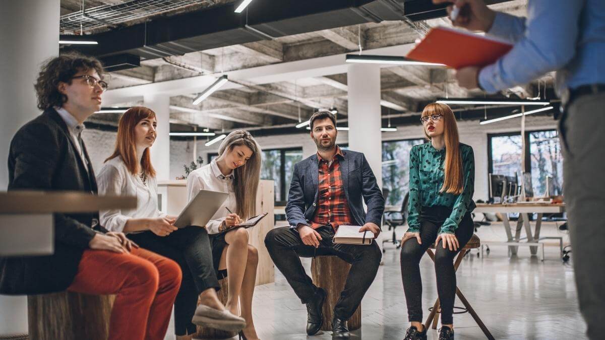 Production Meetings: 6 Steps to Run a Effective Production Meeting (+ Tips)